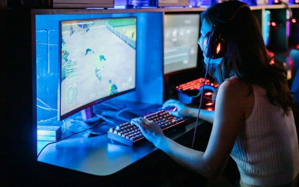 monitor-kompjuter-devojka-igra-igrice