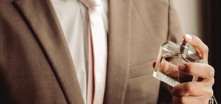 muskarac nanosi parfem