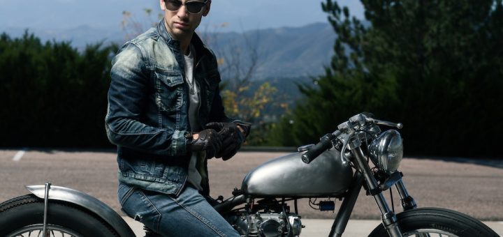 muškarac-na-motoru-džins