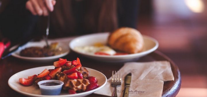 devojke pocela da jede dorucak u restoranu