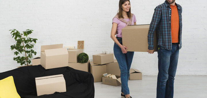 Dvoje mladih se seli