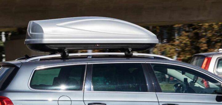 covek iznajmio krovni kofer