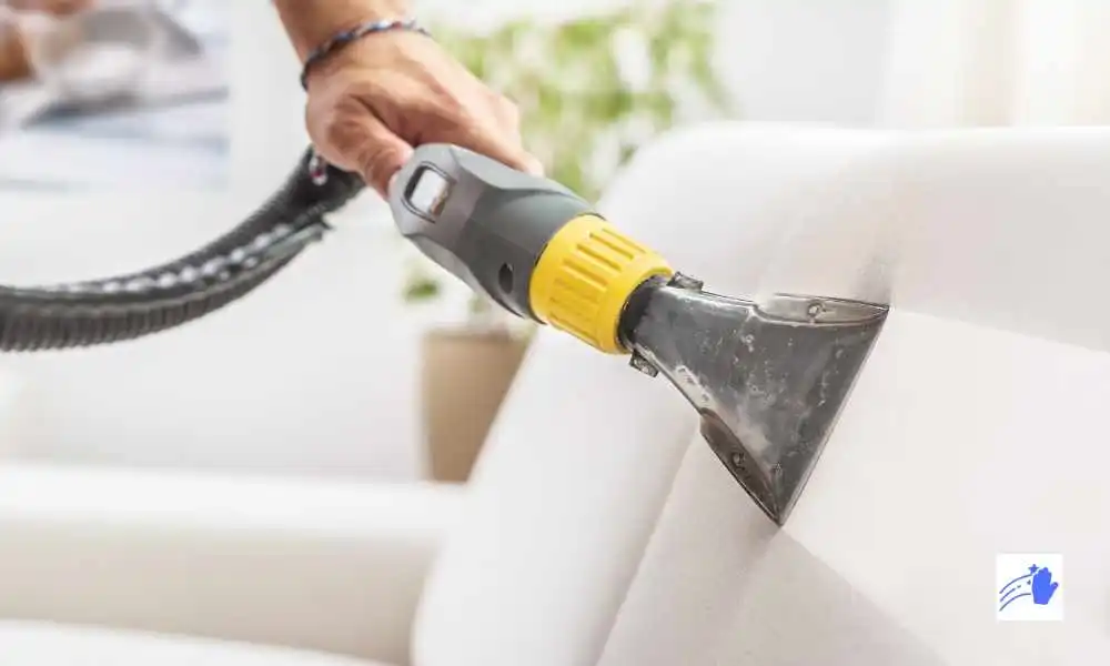 covek radi profesionalno dubinsko pranje karcher usisivacem