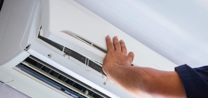 covek uzima mere klime da bi napravio masku za klimu