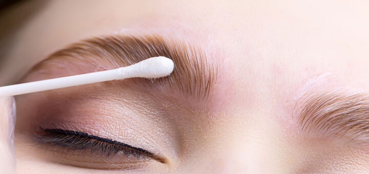 Pomada se nanosi na obrve