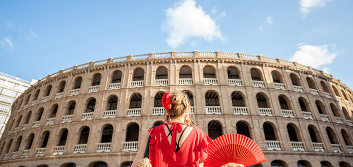Žena sa lepezom gleda Arenu u Puli
