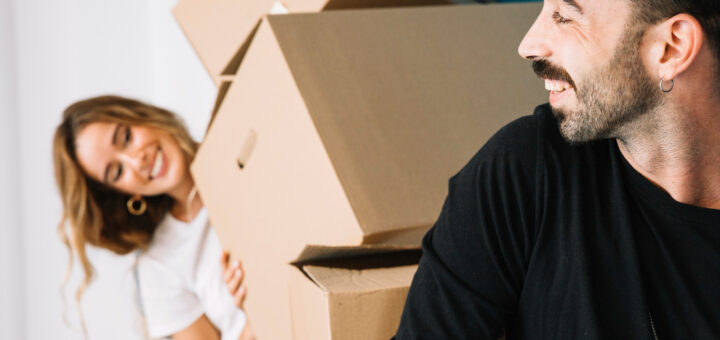 Dvoje mladih se sele