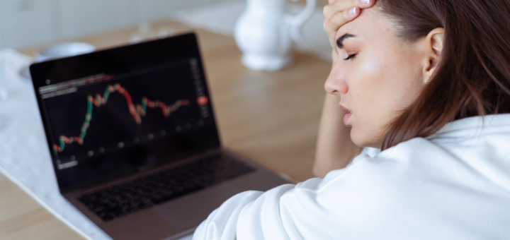 Devojka se drži za glavu