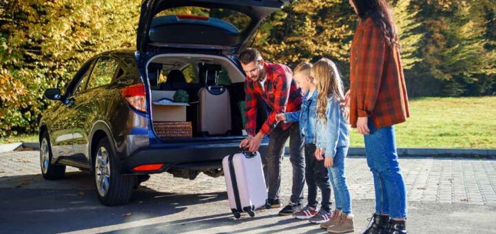 priprema za porodicno putovanje, pakovanje kofera u automobil