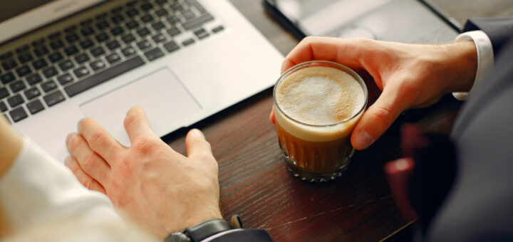 Kafa na stolu Laptop