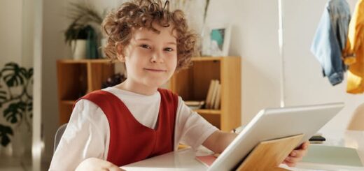 dete za radnim stolom ispred laptopa