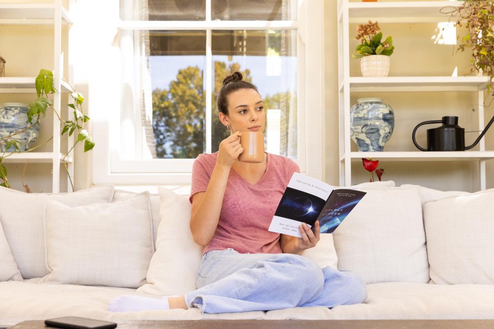 ispijanje kafe u iznajmljenom stanu na dan