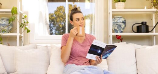 vikend odmor i ispijanje kafe u stanu na dan