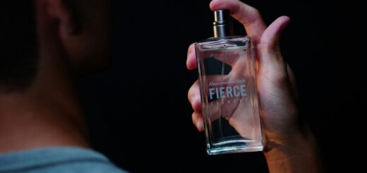 muskarac drzi u ruci parfem