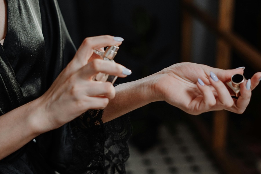 zena nanosi parfem na ruku