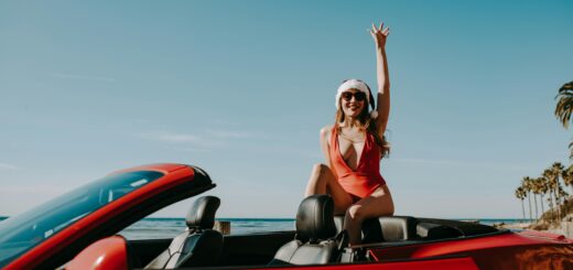 Devojka sedi na kolima