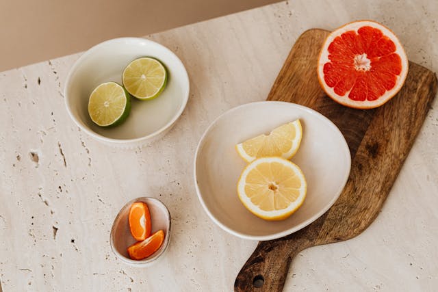 razno voce u cinijama na stolu