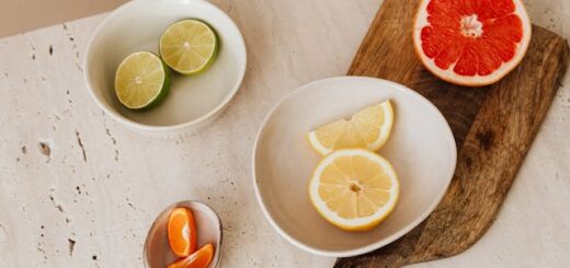 razno voce u cinijama na stolu