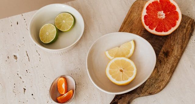 razno voce u cinijama na stolu