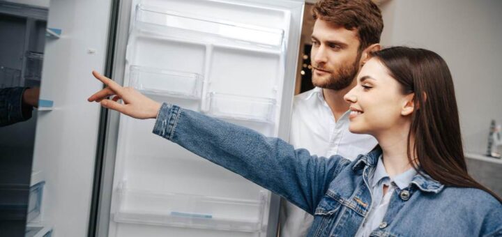 zena i muskarac razgledaju model frizidera