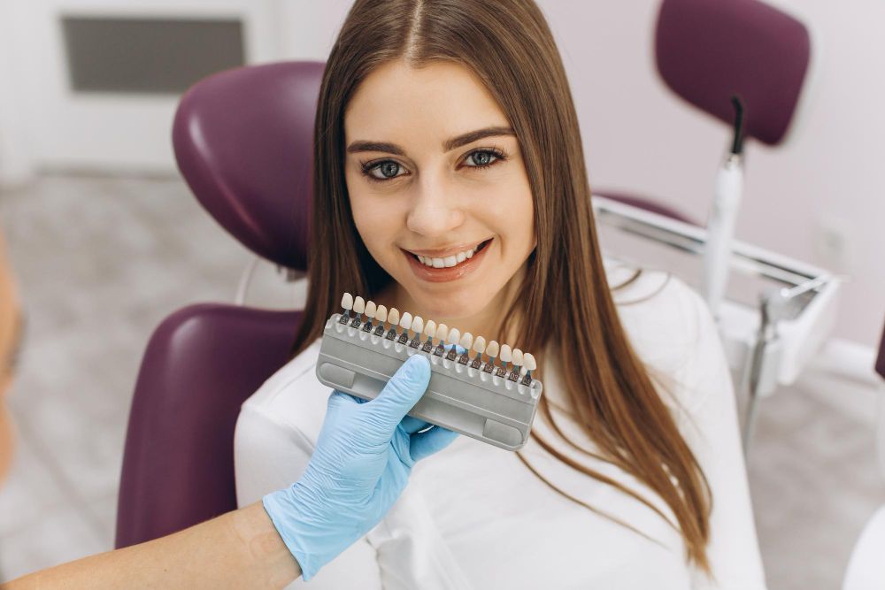 devojka sa zadovoljnim osmehom u stomatoloskoj ordinaciji