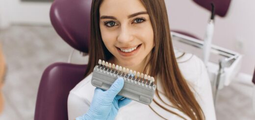 devojka sazadovoljnim osmehom u stomatoloskoj ordinaciji