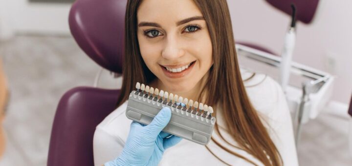 devojka sazadovoljnim osmehom u stomatoloskoj ordinaciji