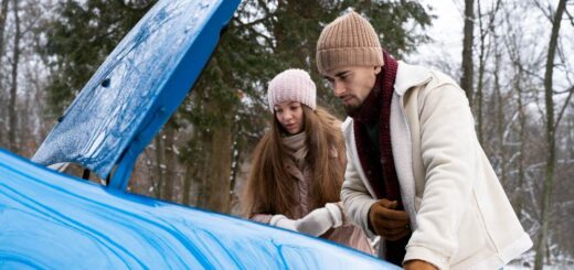 muskarac i zena proveravaju automobil za zimsku voznju