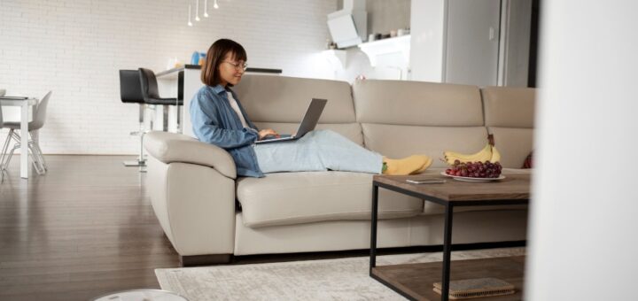 zena sedi natrosedu u dnevnoj sobi