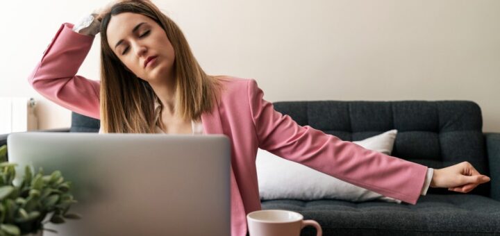 zena za radnim stolom ispred laptopa